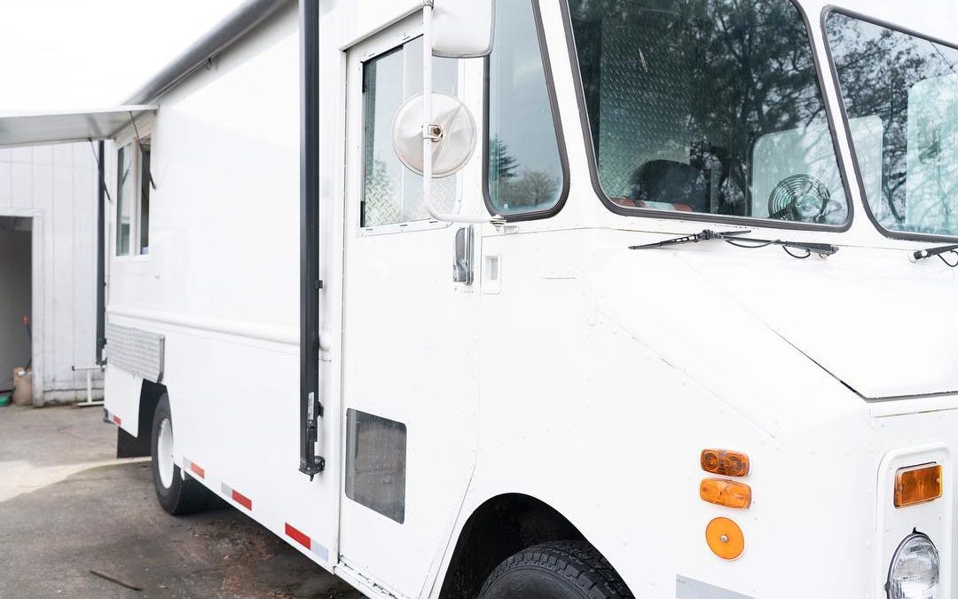 What to Expect from a Caterer vs. a Food Cart